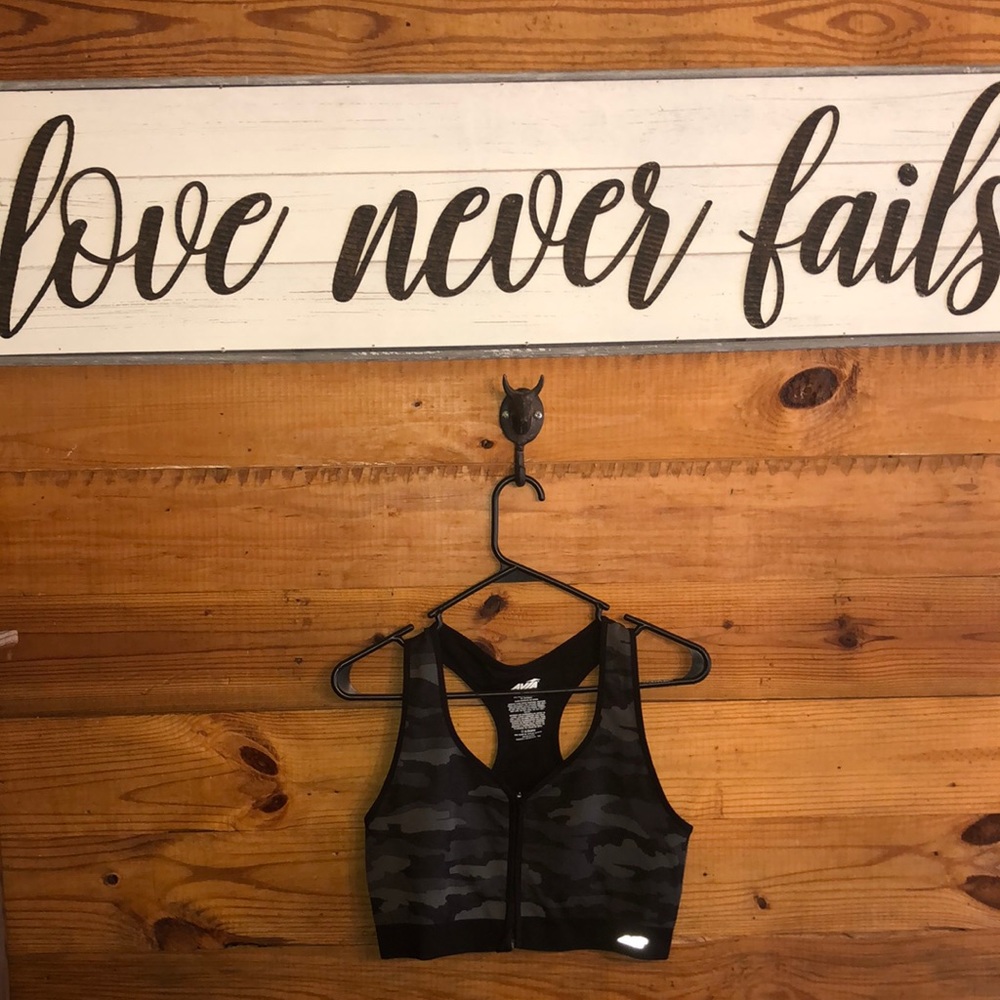 Avia black camo sports bra 2XL NWOT zip front with clasp under zip athletics gym